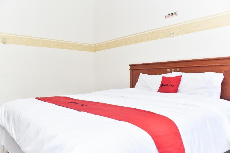 Reddoorz Near Lenmarc Mall Surabaya Pradahkalikendal Pokoj fotografie